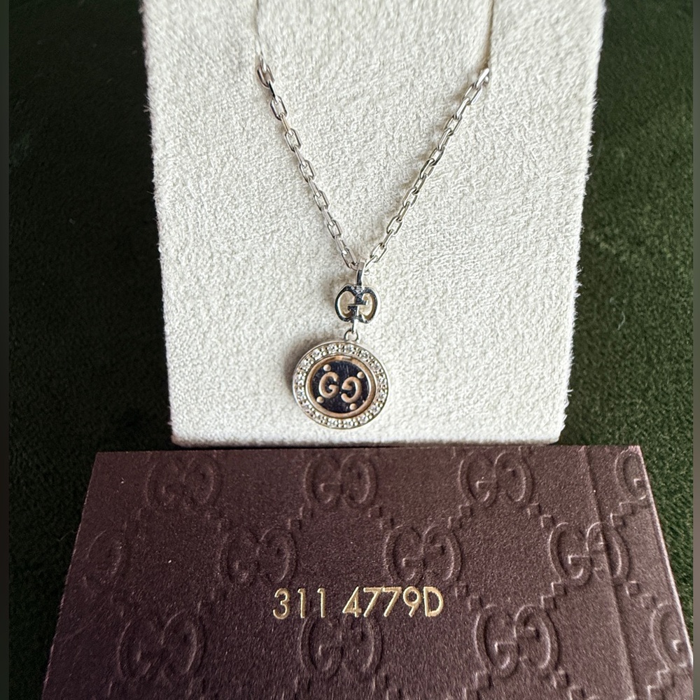 Gucci VVS Diamond & 18k White Gold GG Necklace with 16" chain (18k) - Picture 5 of 11